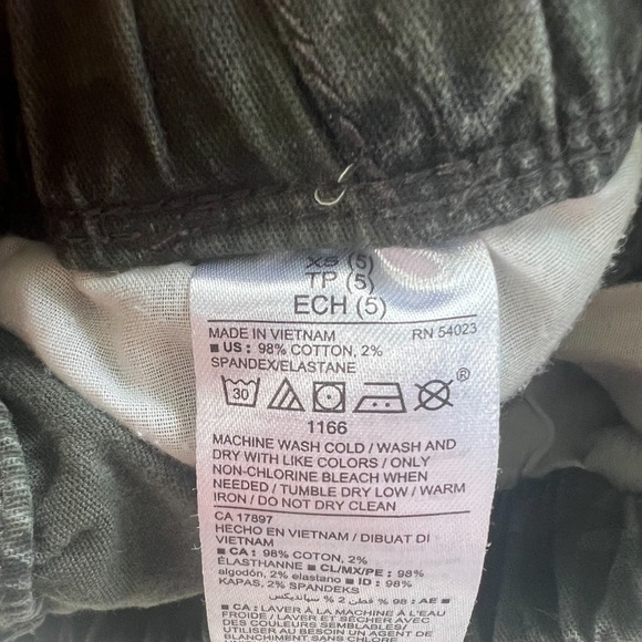 Old Navy Green Camo Cargo Shorts, Boys size XS (5) - Picture 3 of 3